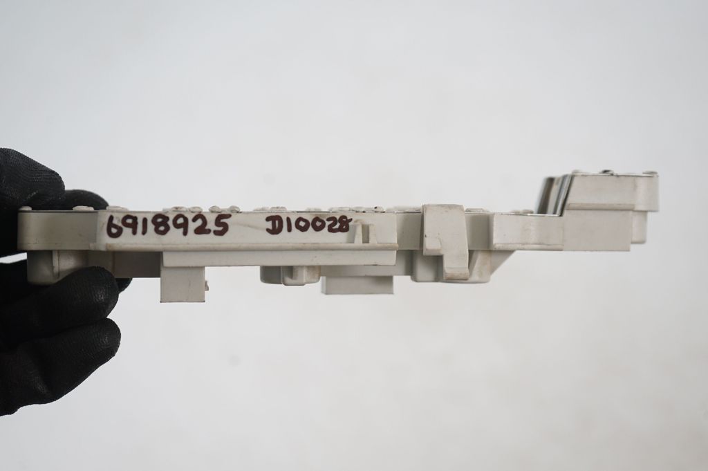 Tail light bulb cover holder (8)