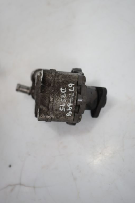 Power steering pump (10)