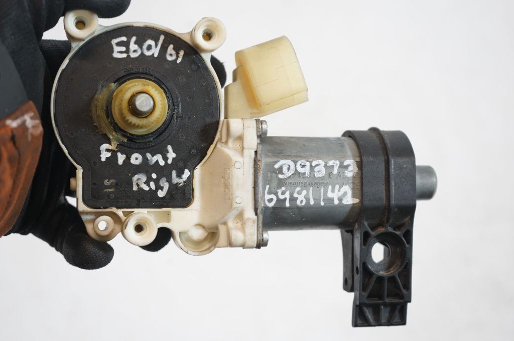 Front door window regulator with motor (8)