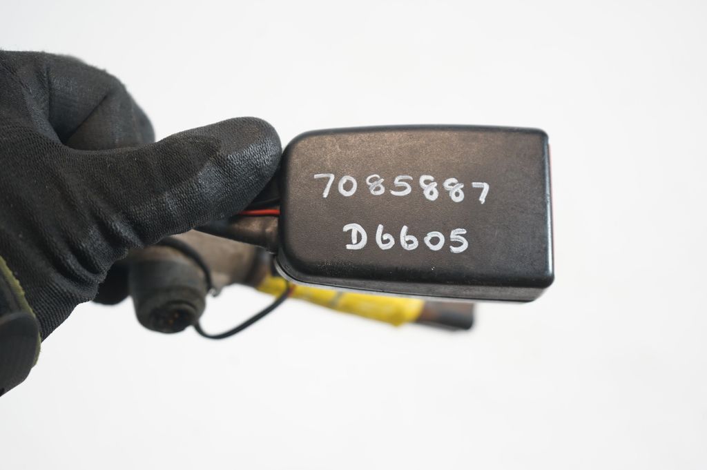 Rear seatbelt buckle (9)