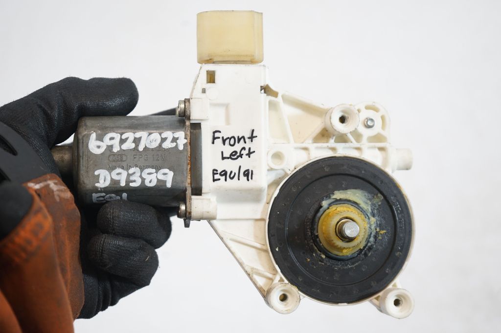 Front door window regulator with motor (8)