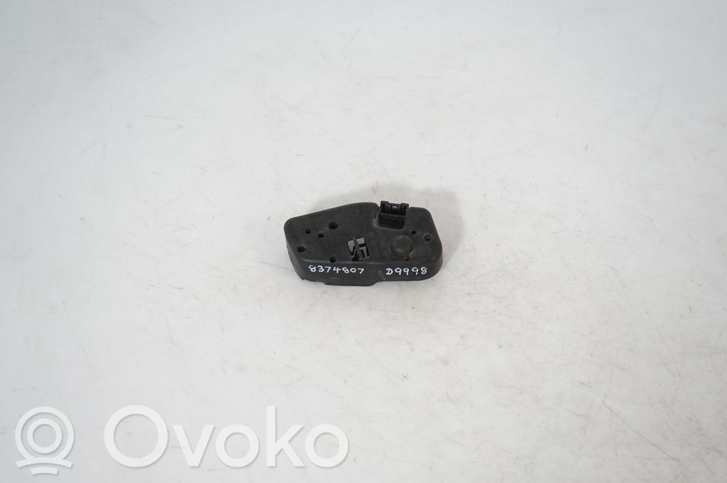 Tail light bulb cover holder (5)