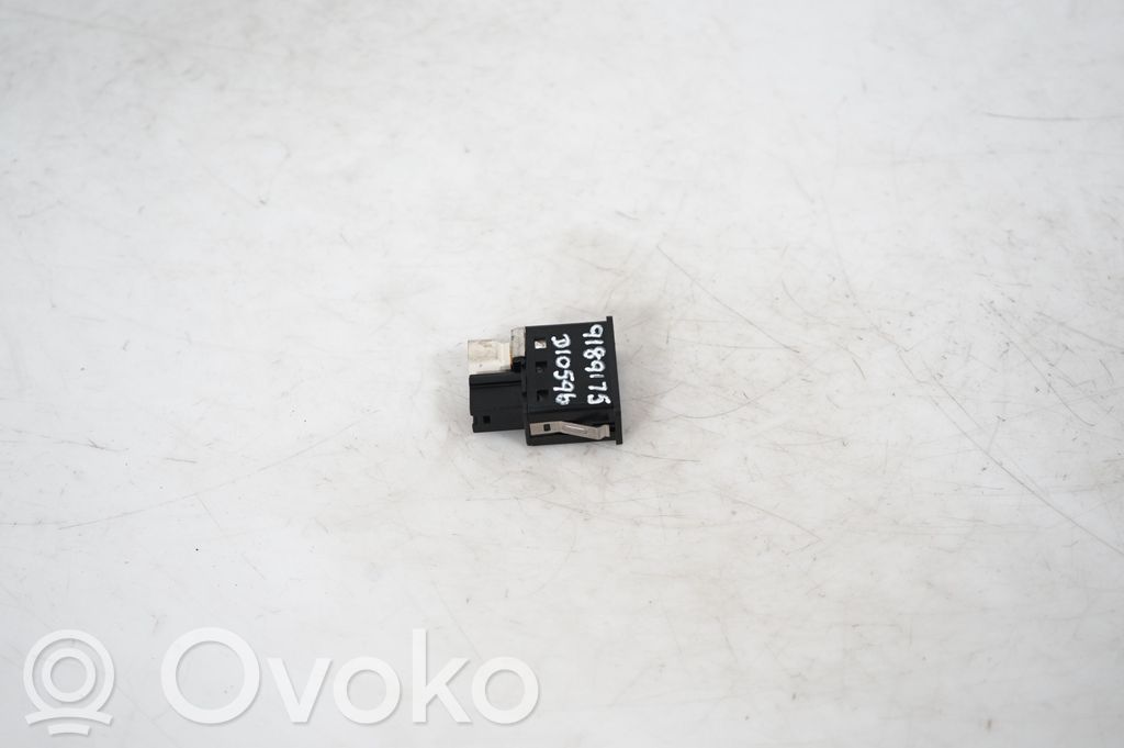 AUX in-socket connector (2)