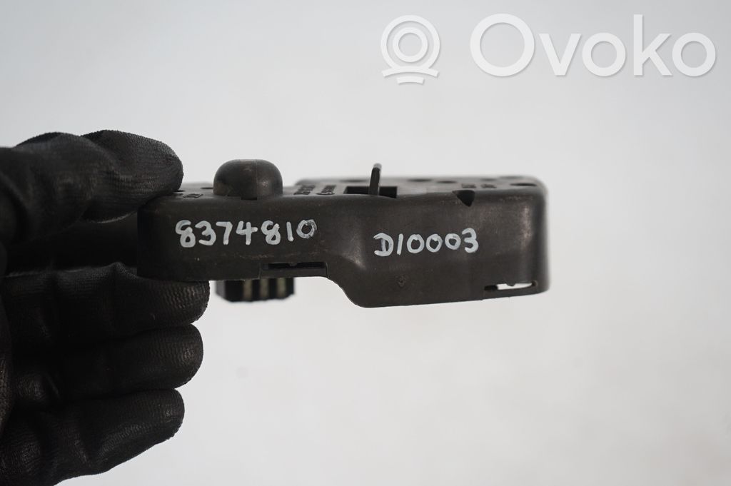 Tail light bulb cover holder (9)