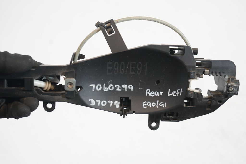 Rear door exterior handle/bracket (7)