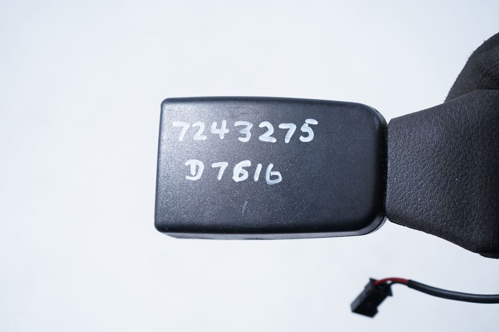 Middle seatbelt buckle (rear) (7)