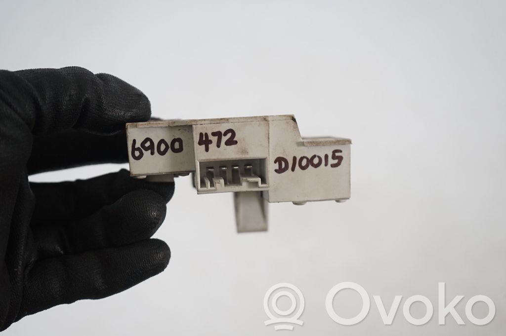 Tail light bulb cover holder (8)