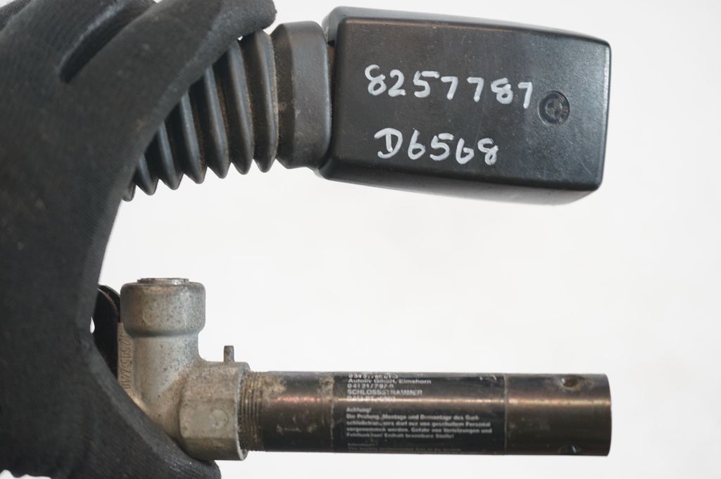 Front seatbelt buckle (7)