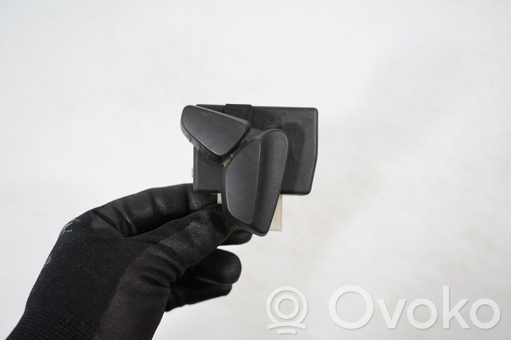 Seat control switch (7)