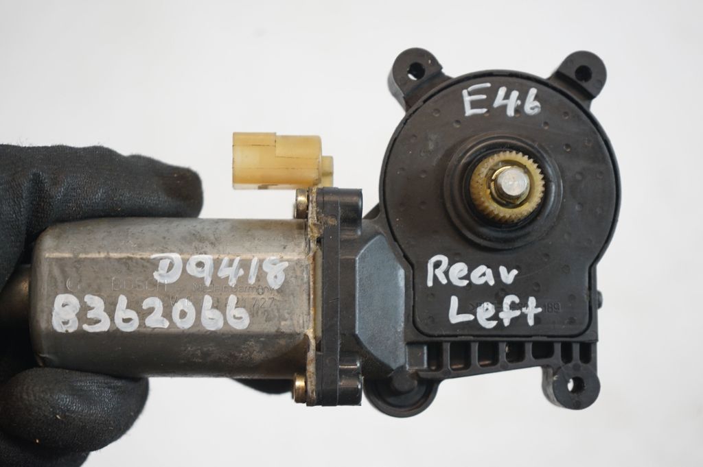 Rear door window regulator with motor (8)