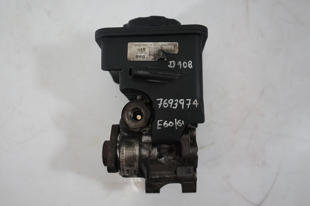 Power steering pump (10)