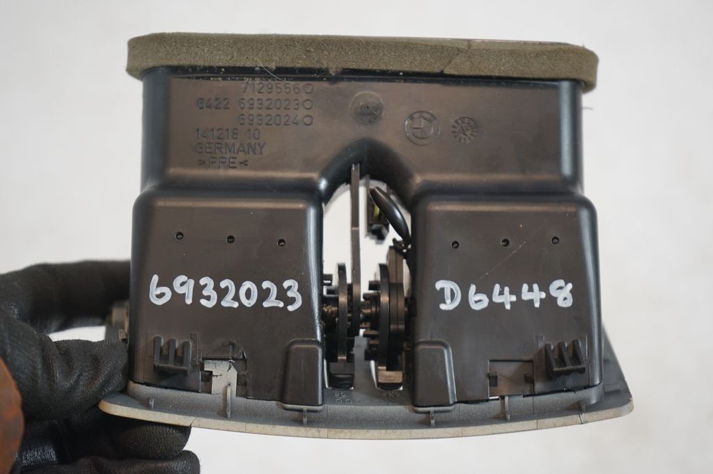 Rear air vent grill (8)