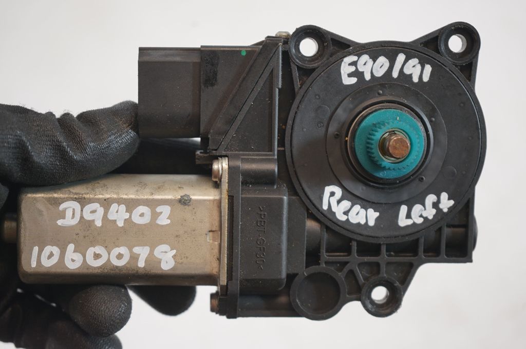 Rear door window regulator with motor (9)