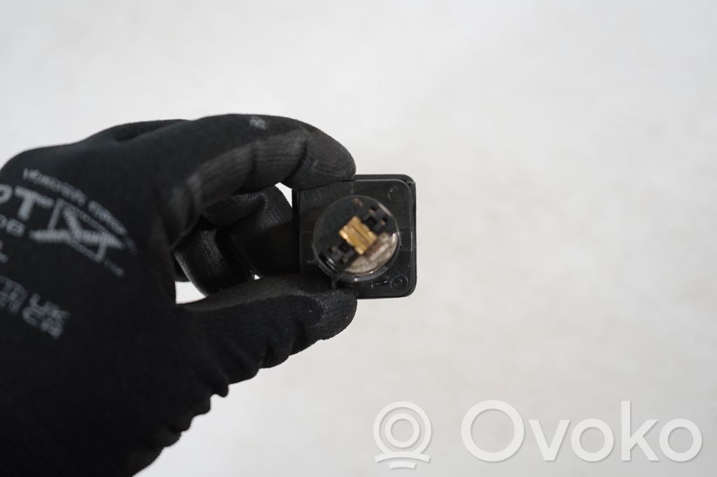 12 V Socket (rear) (6)