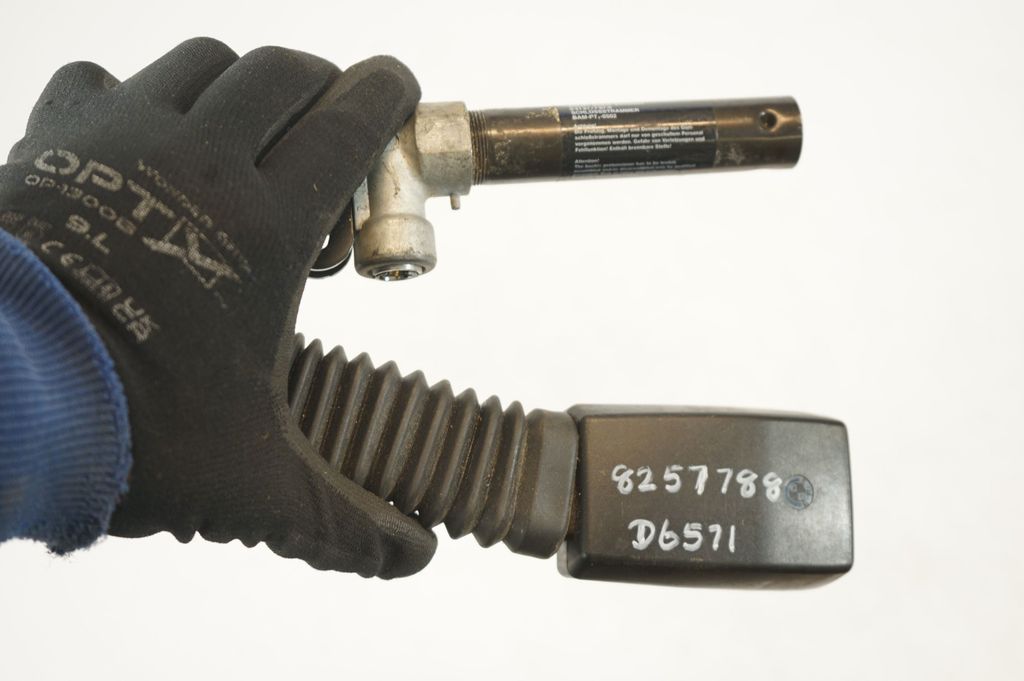 Front seatbelt buckle (8)