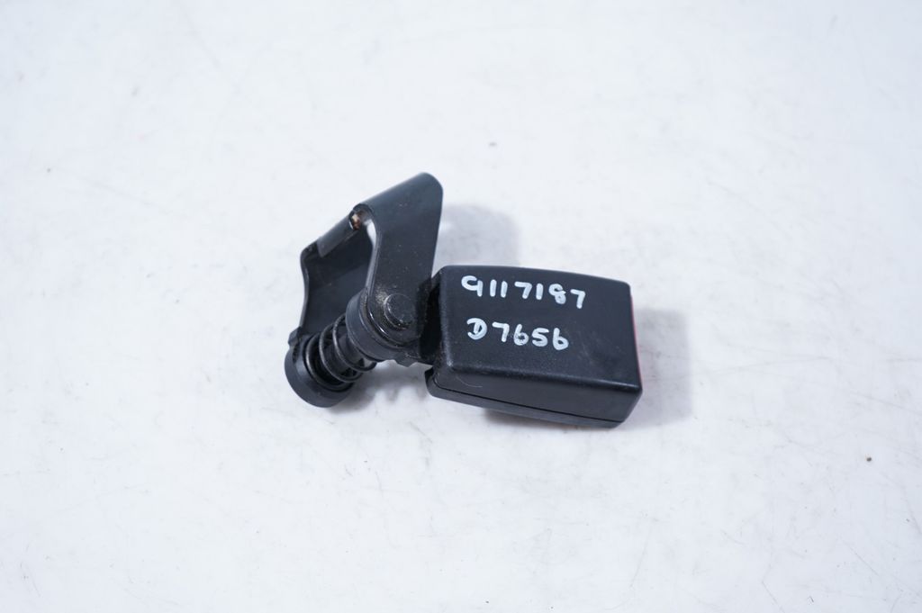 Rear seatbelt buckle (6)