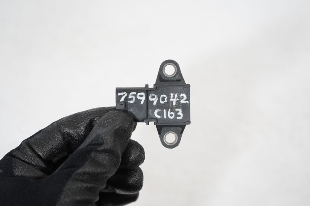 Air pressure sensor (8)