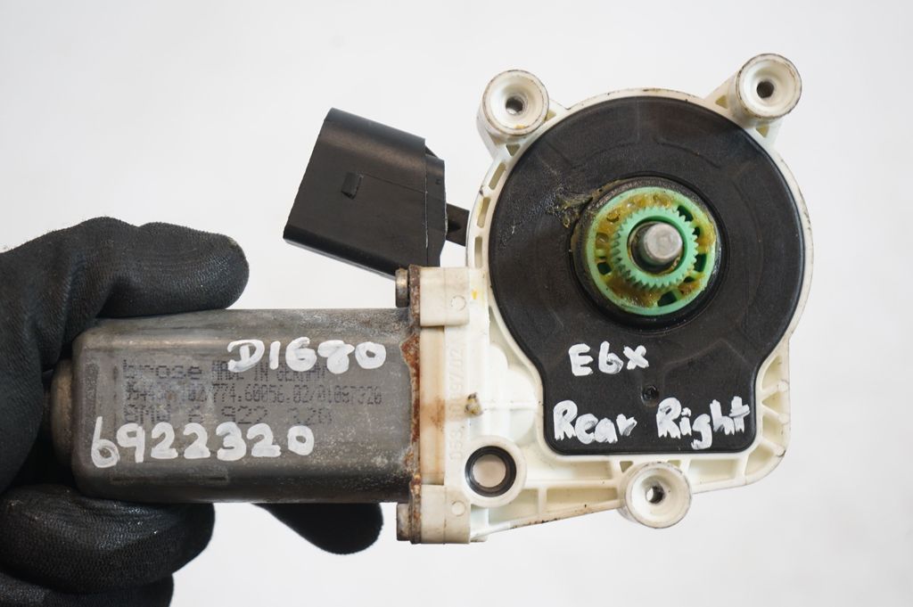 Rear door window regulator with motor (8)