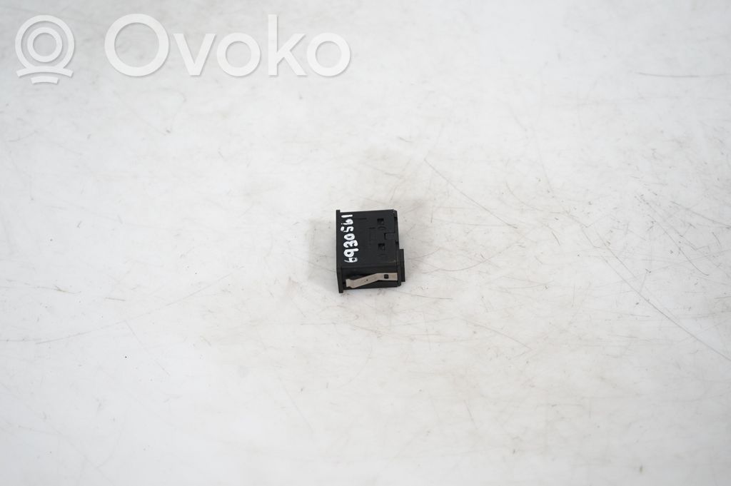 AUX in-socket connector (4)