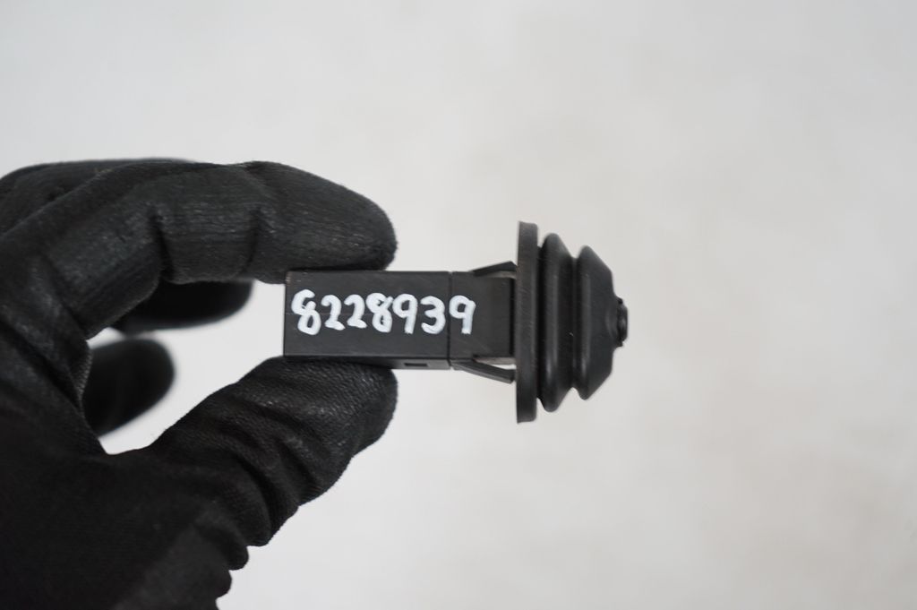 Fuel tank cap lock (8)