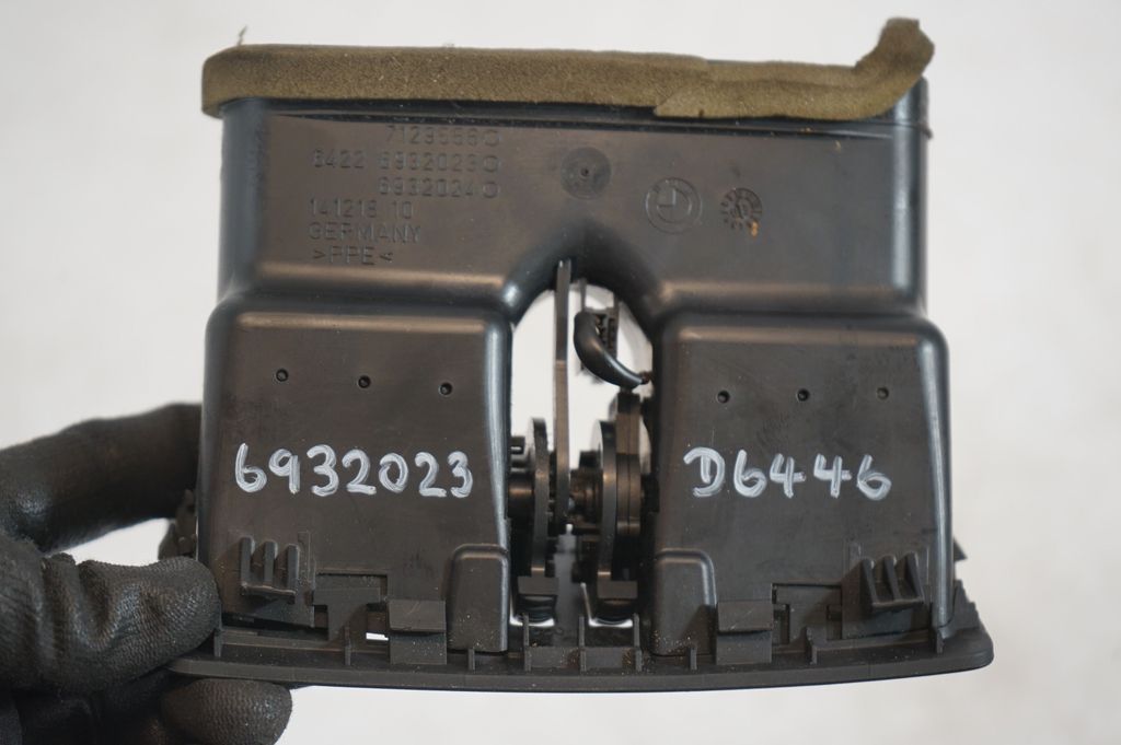 Rear air vent grill (8)