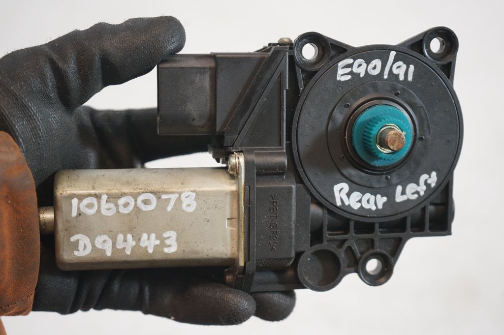 Rear door window regulator with motor (9)