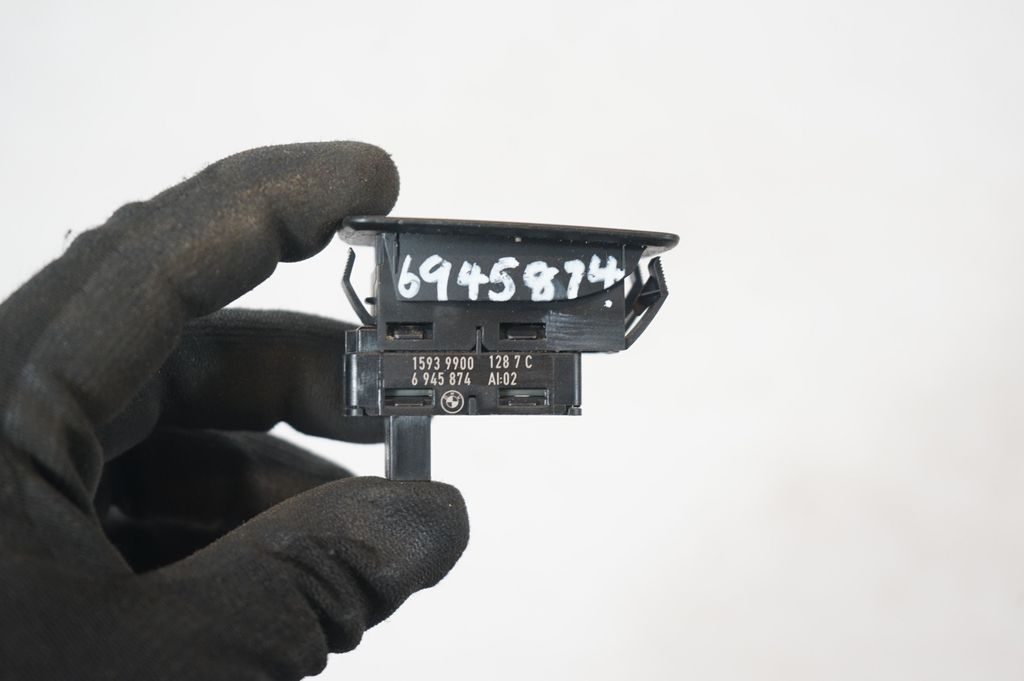 Electric window control switch (9)