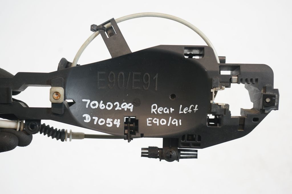 Rear door exterior handle/bracket (7)