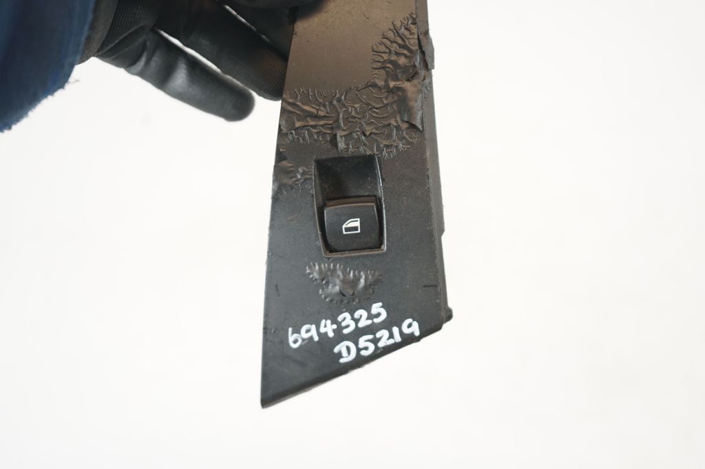 Electric window control switch (8)