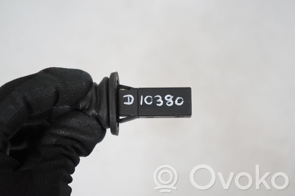 Fuel tank cap lock (7)