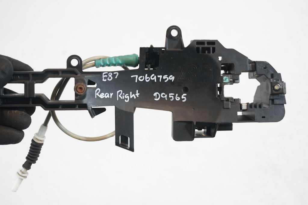 Rear door exterior handle/bracket (7)