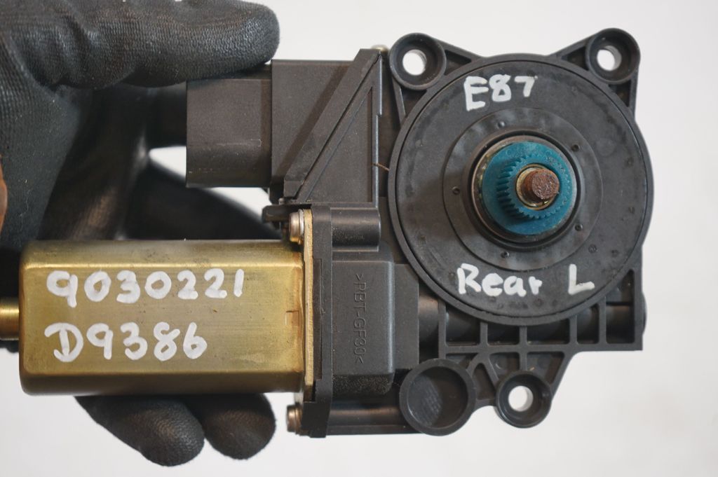 Rear door window regulator with motor (9)