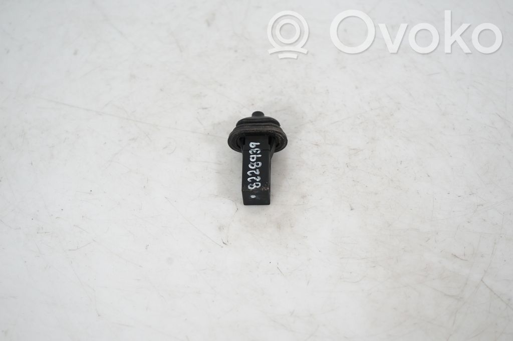 Fuel tank cap lock (4)