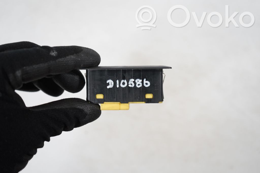 Tailgate opening switch (8)