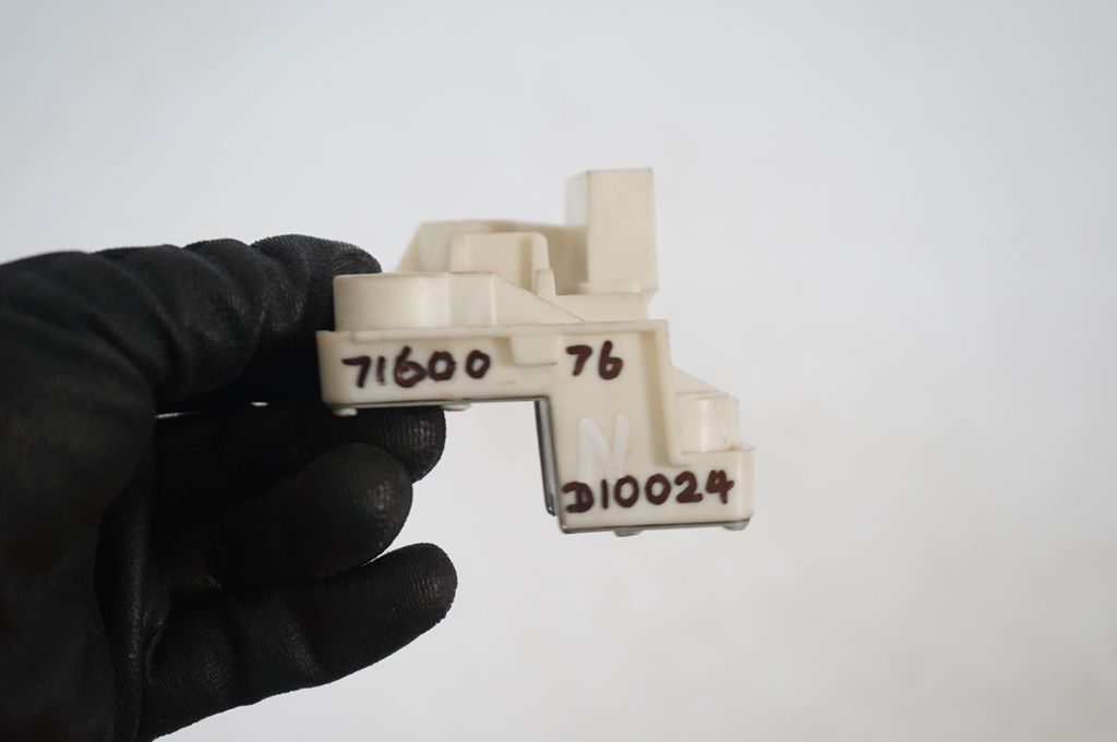 Tail light bulb cover holder (8)