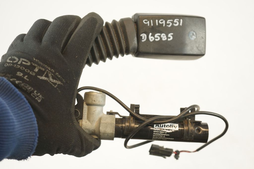 Front seatbelt buckle (8)