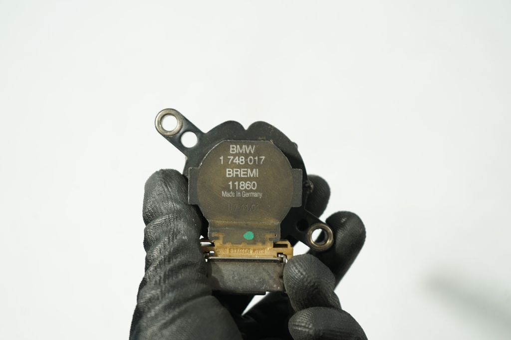 High voltage ignition coil (8)