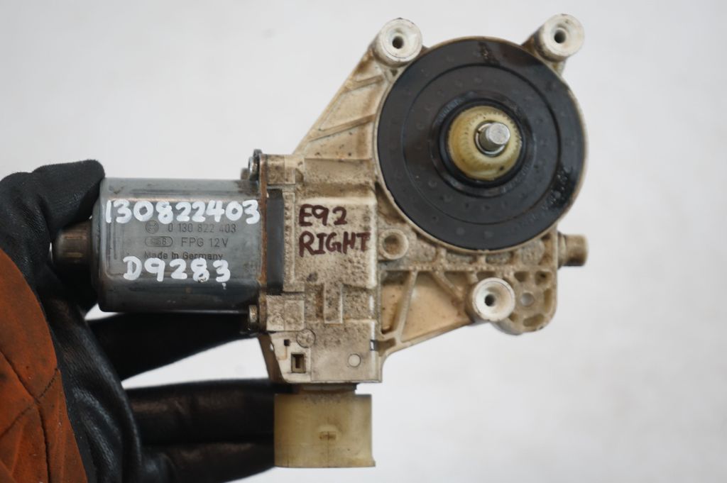 Front door window regulator with motor (8)