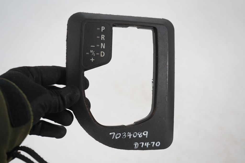 Gear shifter surround trim plastic (7)