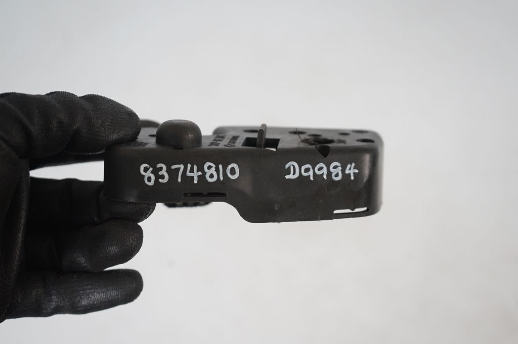 Tail light bulb cover holder (8)