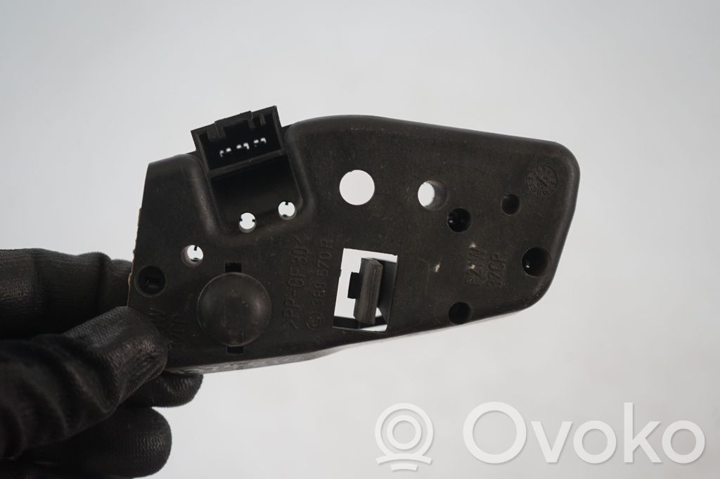 Tail light bulb cover holder (8)