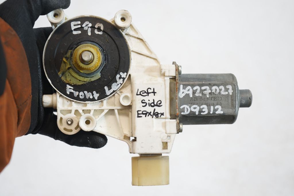 Front door window regulator with motor (8)