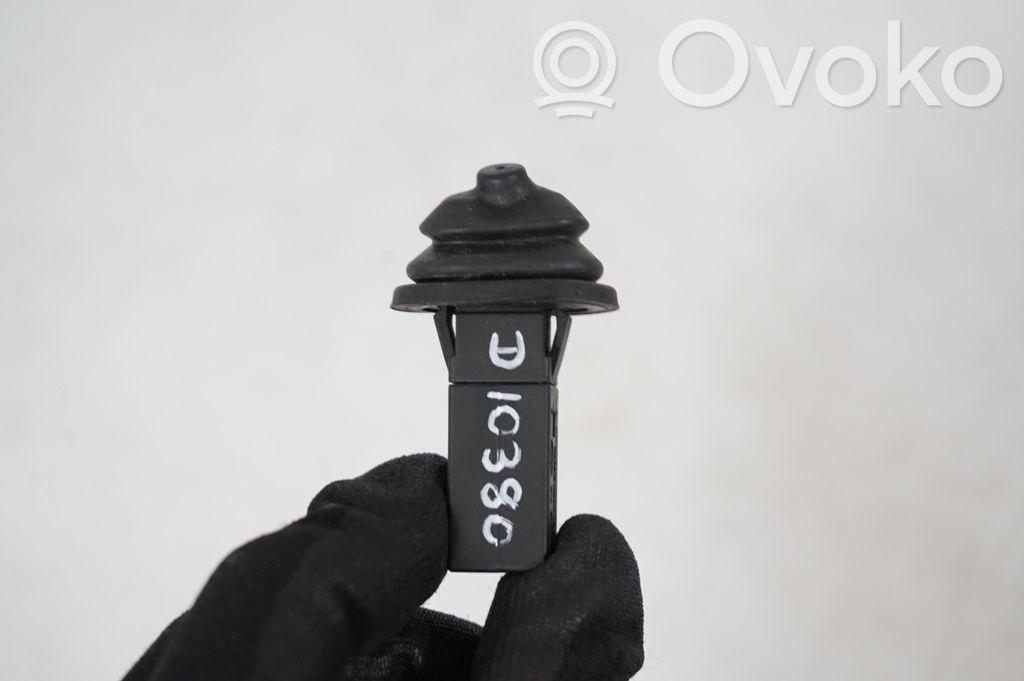 Fuel tank cap lock (6)