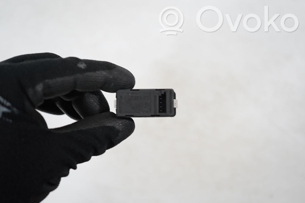 AUX in-socket connector (6)