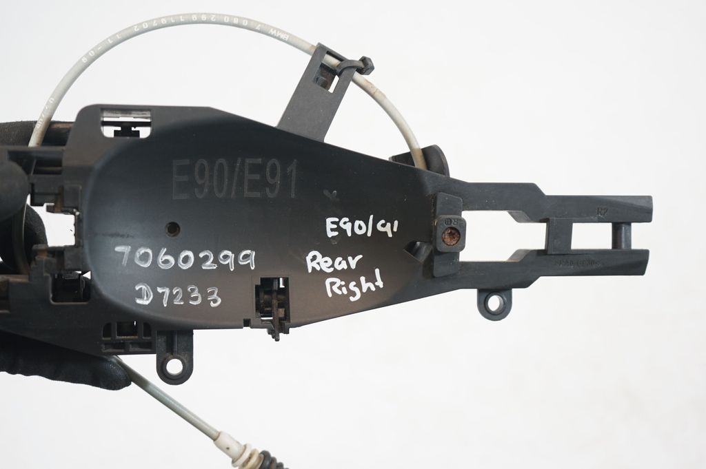 Rear door exterior handle/bracket (7)