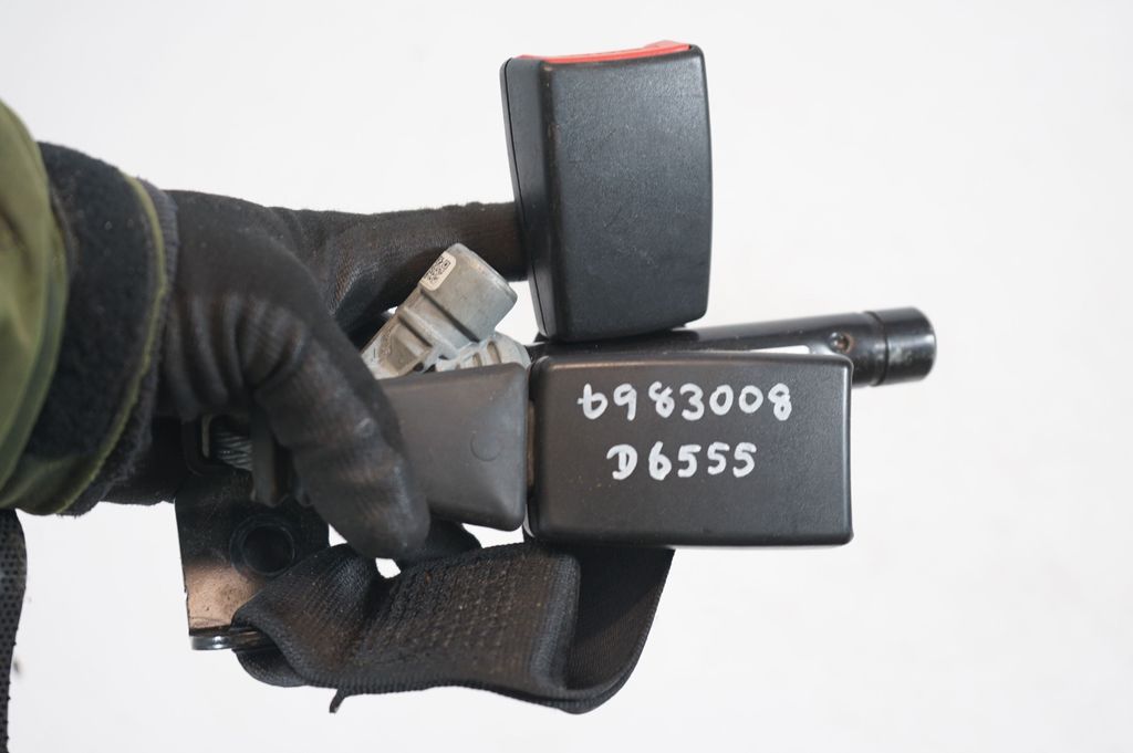 Rear seatbelt buckle (7)