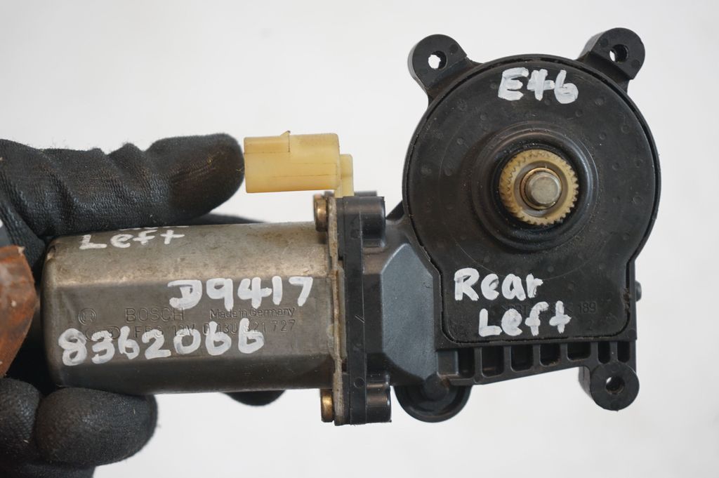 Rear door window regulator with motor (8)