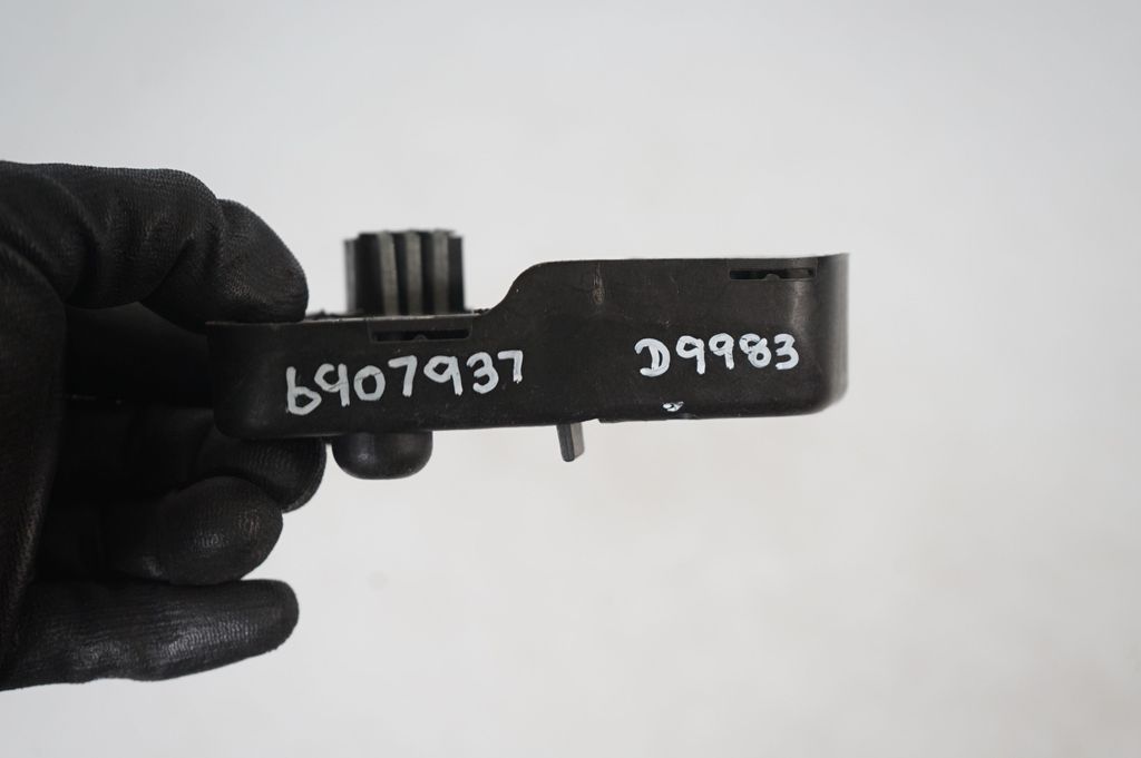 Tailgate rear/tail lights (8)