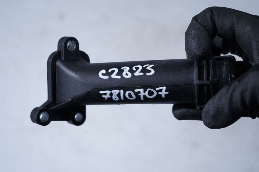 Engine coolant pipe/hose (9)