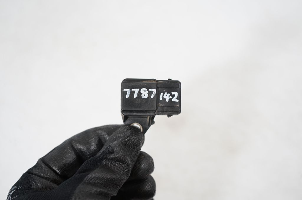 Air pressure sensor (8)